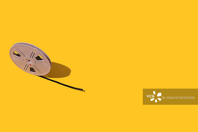 黄色背景上的8毫米赛璐珞胶片卷图片素材
