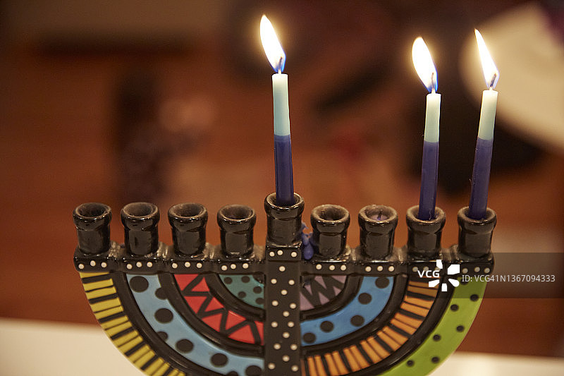 犹太教光明节第二夜烛台上的蜡烛图片素材