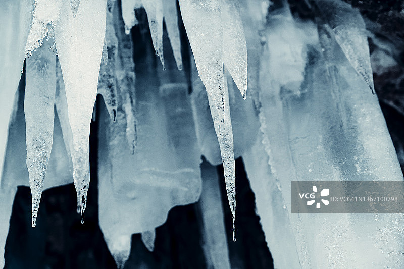冰洞屋檐下的大冰柱仰视图片素材