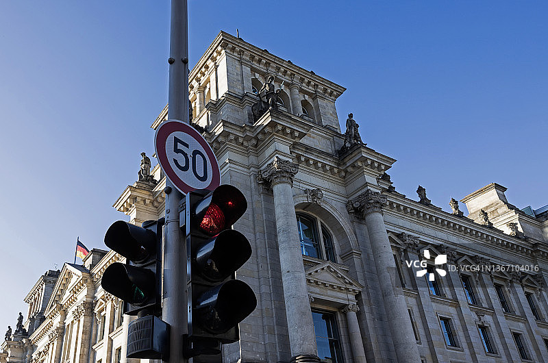 德国柏林 Reichstag 大楼的限速标志图片素材