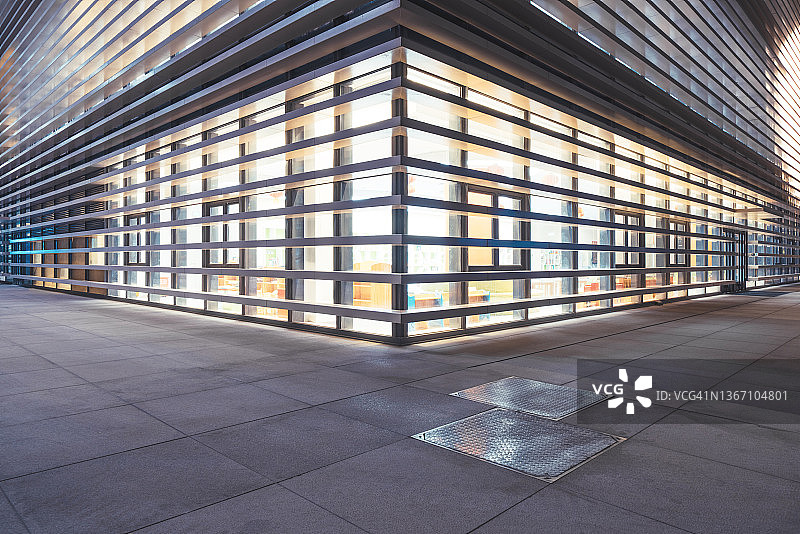 办公楼外的空地图片素材