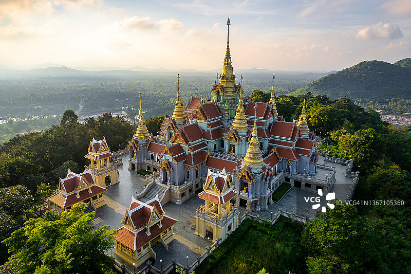 泰国班武里Wat Tang Sai寺庙宝塔日落航拍图片素材
