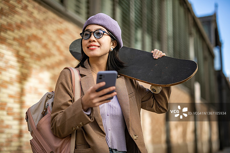 城市生活：使用滑板作为交通工具图片素材