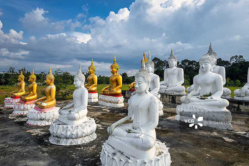 泰国那空是贪玛叻府通艾县佛教考古遗址和佛像的航拍照片图片素材