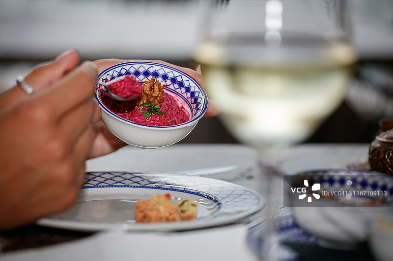 从装饰碗中舀一勺甜菜意面酱图片素材
