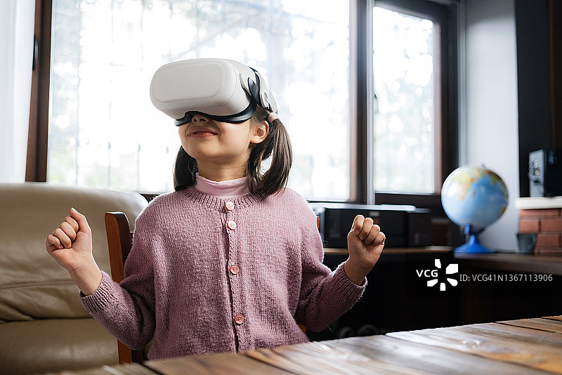儿童戴着VR头显玩耍图片素材