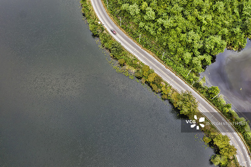 湖上公路鸟瞰图图片素材