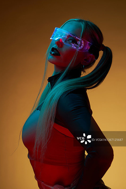 未来感服装的性感女性图片素材