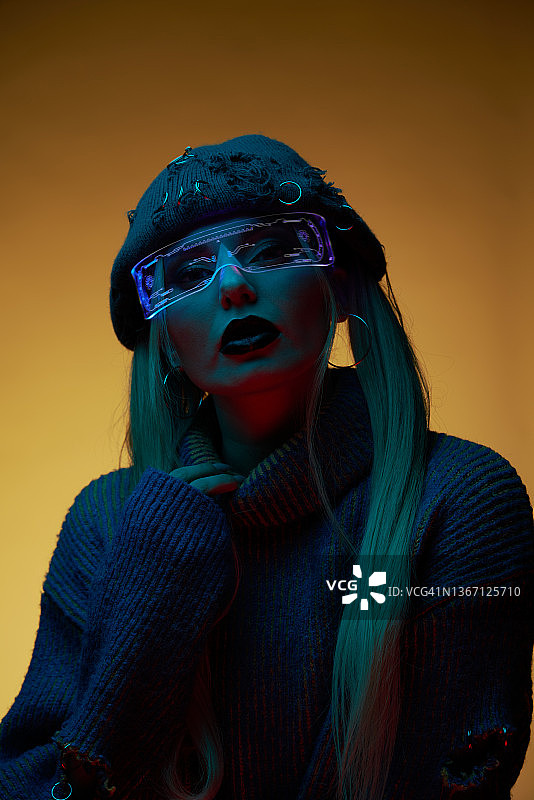 戴未来主义护目镜和帽子的时尚女人图片素材