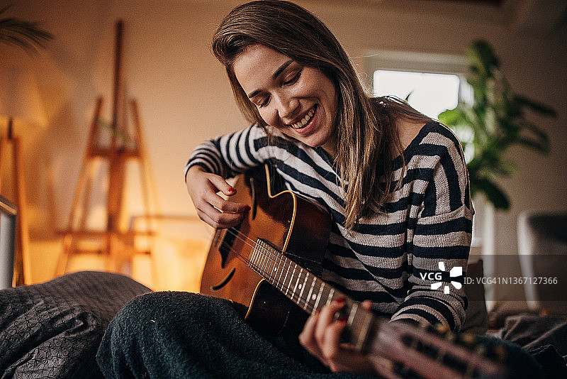 弹吉他的妇女图片素材