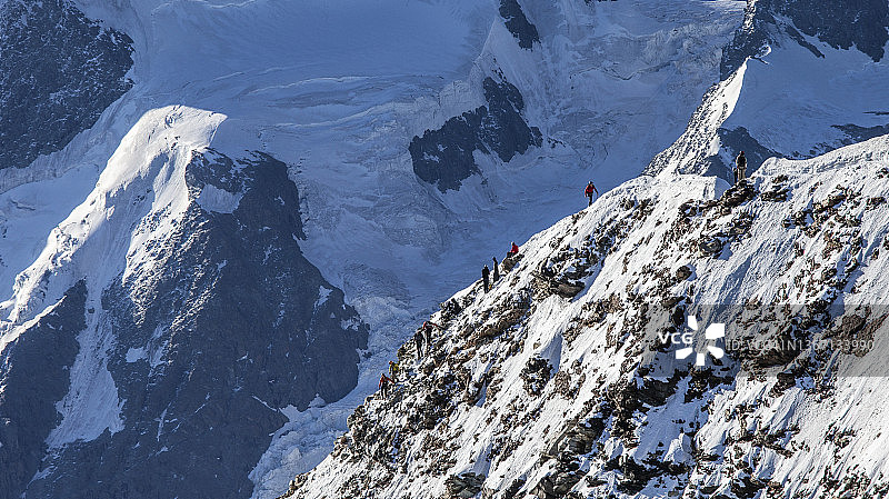雪岭上的登山者图片素材