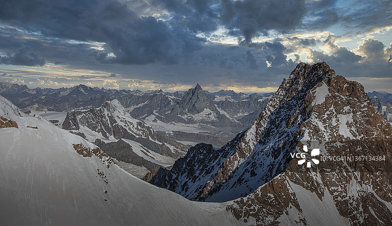 岩脊上的山间小屋图片素材