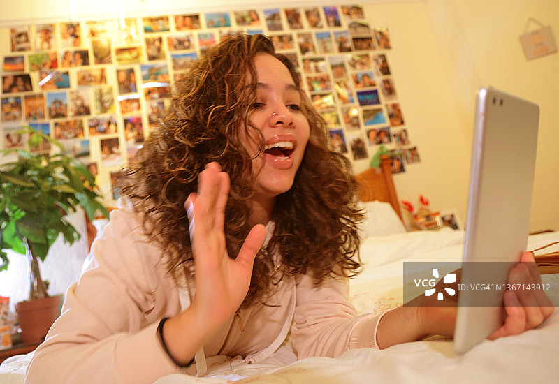 年轻女子使用平板电脑图片素材