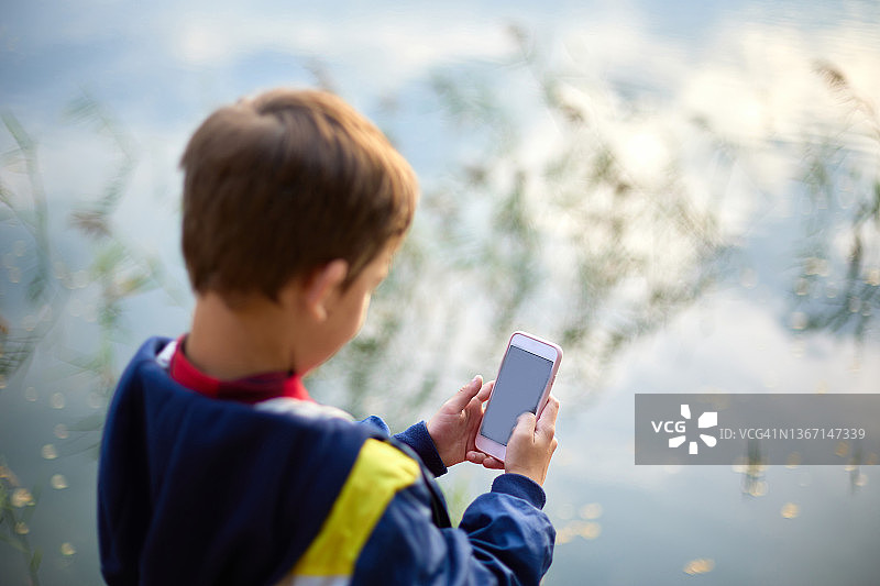 使用手机的少年图片素材