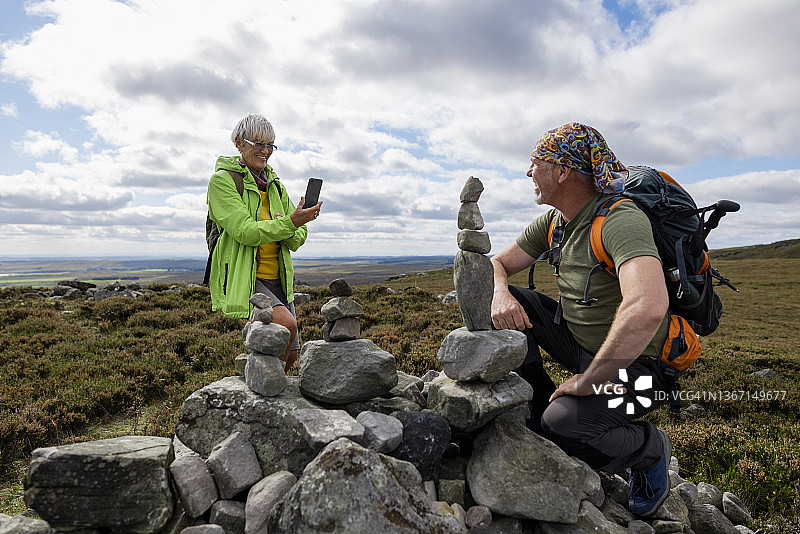 为他的叠石感到自豪图片素材