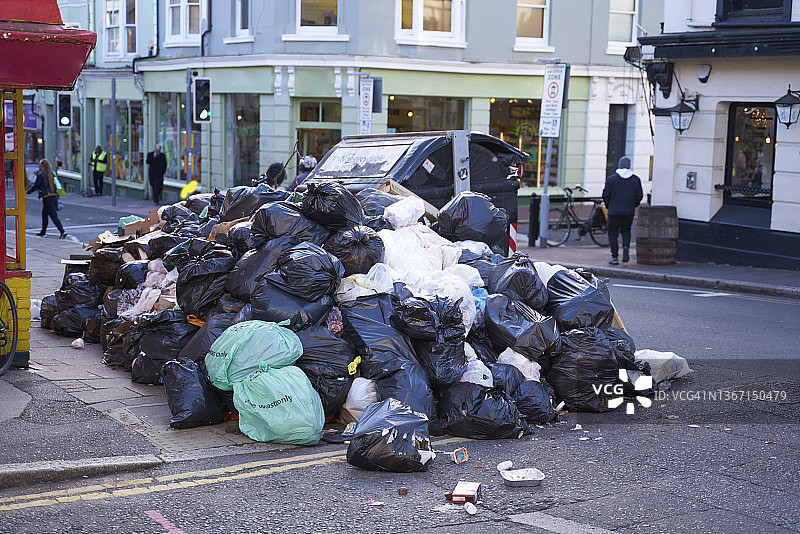 主干道上巨大的溢出垃圾箱图片素材