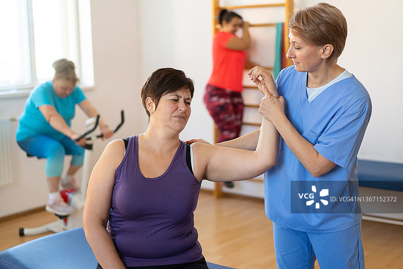 理疗师与女客户图片素材