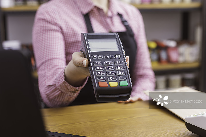 女店主使用终端收款图片素材