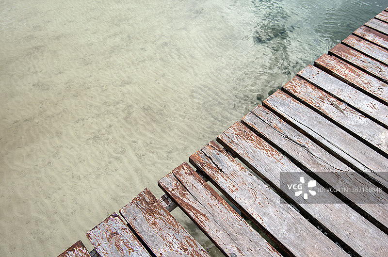 码头和浅海的阳光漂白木板图片素材