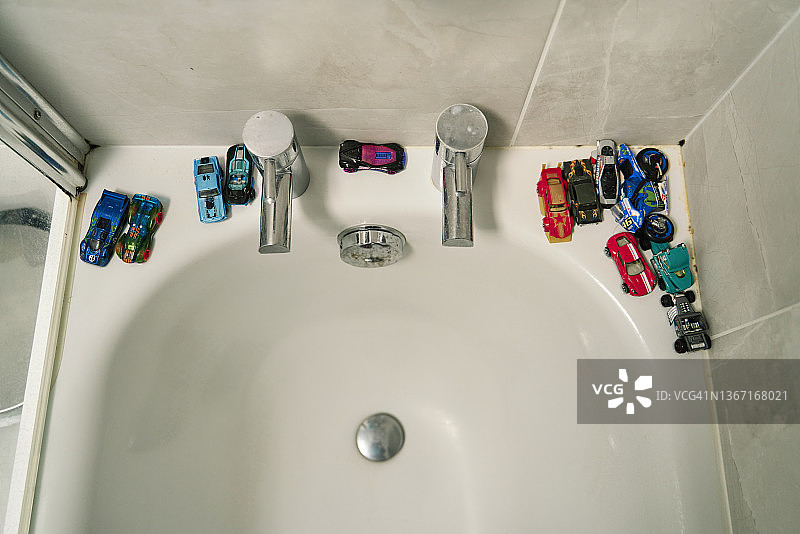 浴缸里的玩具车图片素材