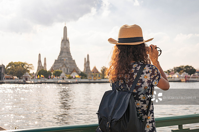 美丽的女人在曼谷郑王庙度假旅行图片素材