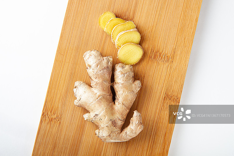 木板上的新鲜姜图片素材