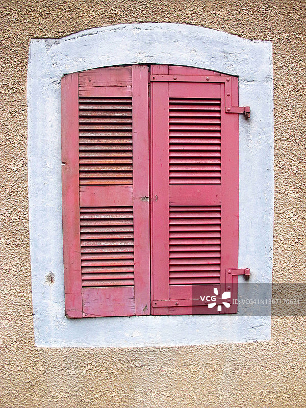 巴黎老房子外墙的粉色木制百叶窗图片素材