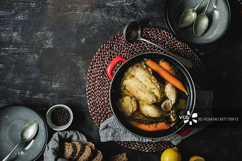 厨房台面上新鲜的鸡肉汤和面包图片素材