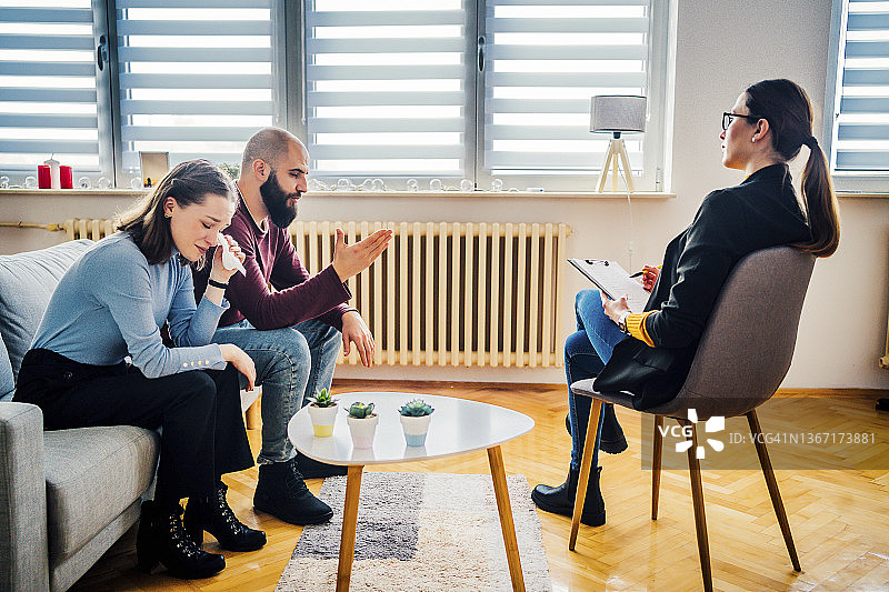在心理治疗中遇到问题的夫妇图片素材