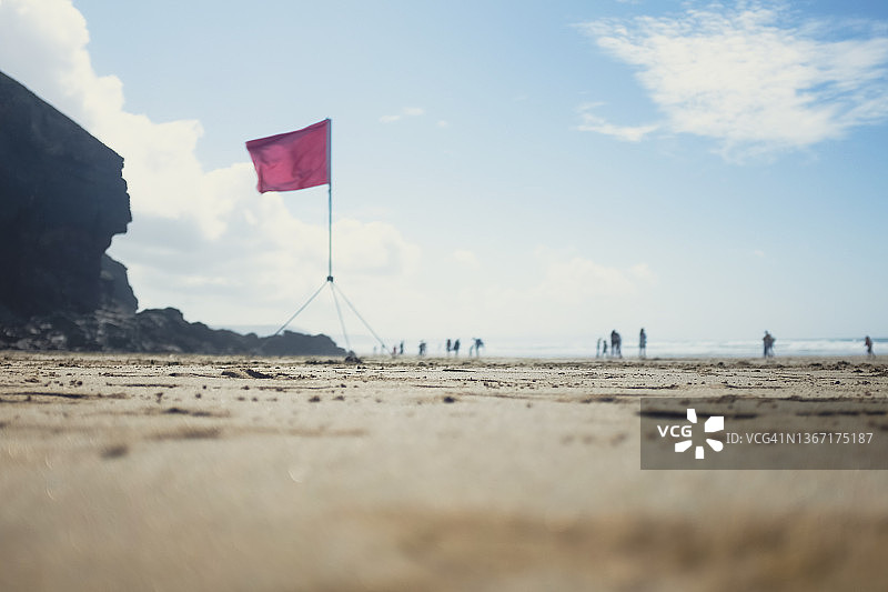 沙滩上的红色禁止游泳旗帜图片素材