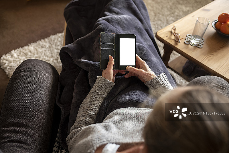 使用白色显示屏的手机进行在线购物图片素材