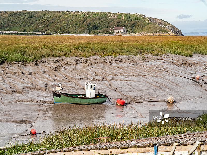 退潮时搁浅的船只图片素材