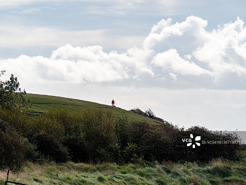 山坡上的剪影人像图片素材