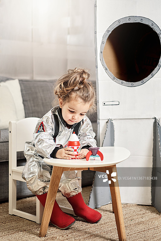 小宇航员搭建玩具火箭图片素材