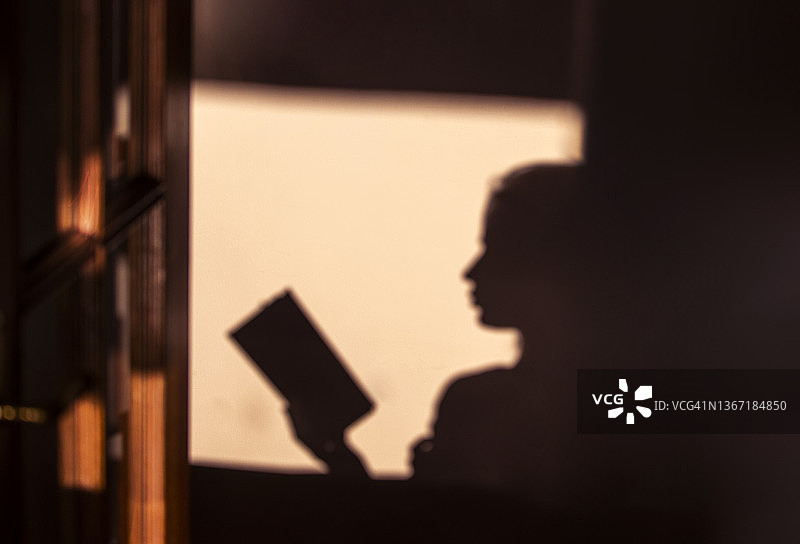 阅读中的女人剪影图片素材