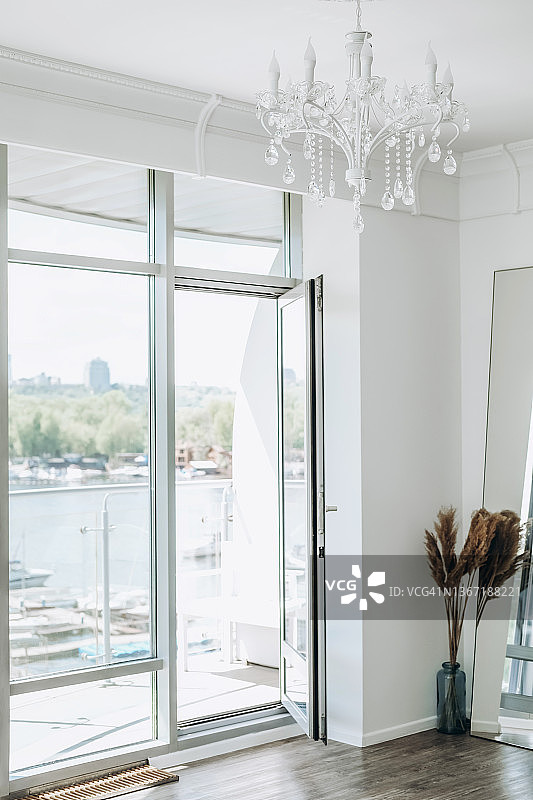 房间阳台可俯瞰河流和游艇俱乐部图片素材