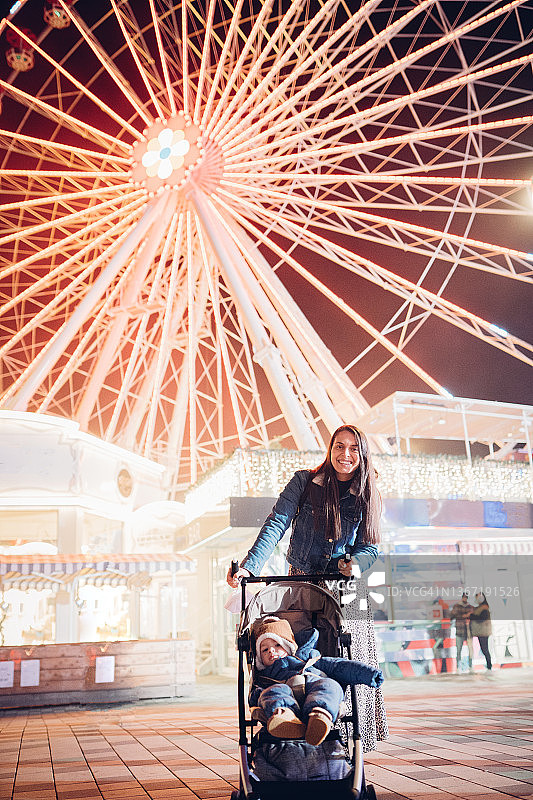 妈妈和儿子在游乐园图片素材