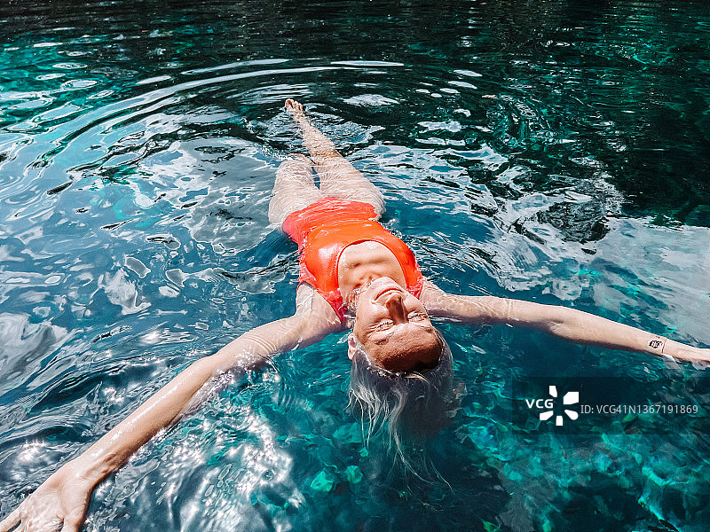 年轻女人在墨西哥享受天然井图片素材