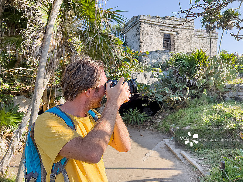 青年男子在墨西哥拍摄古庙图片素材