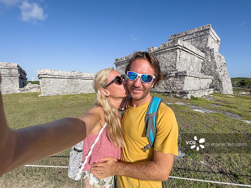 情侣在墨西哥古代寺庙前自拍图片素材