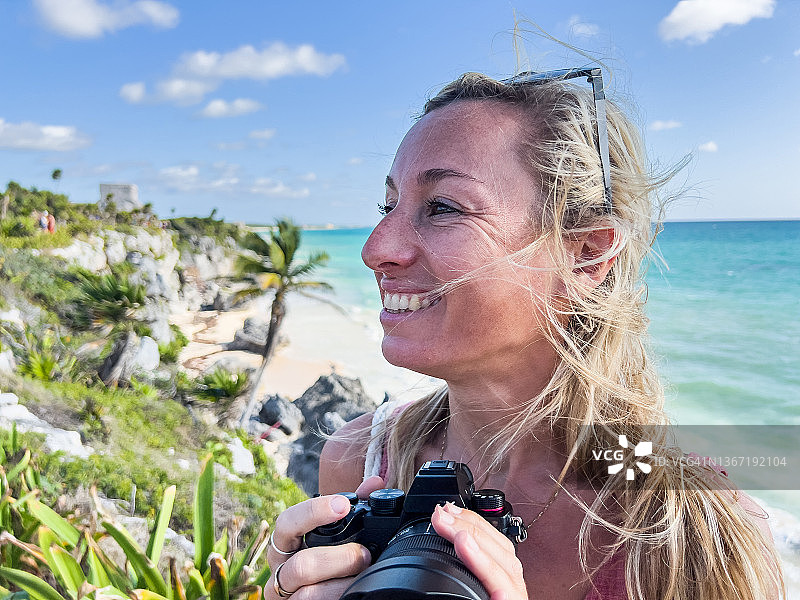 年轻女人在墨西哥拍摄古庙图片素材