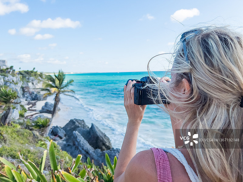 年轻女人在墨西哥拍摄古庙图片素材
