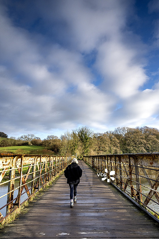 步行者走过廷特恩怀伊河上的一座桥图片素材