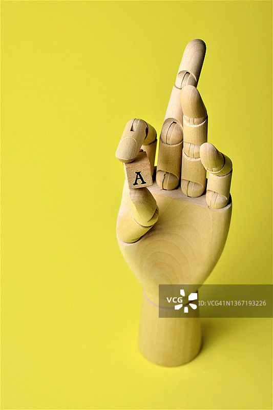木制手握着字母A图片素材