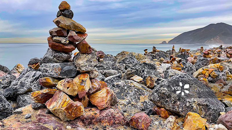 海滩上的岩石堆图片素材