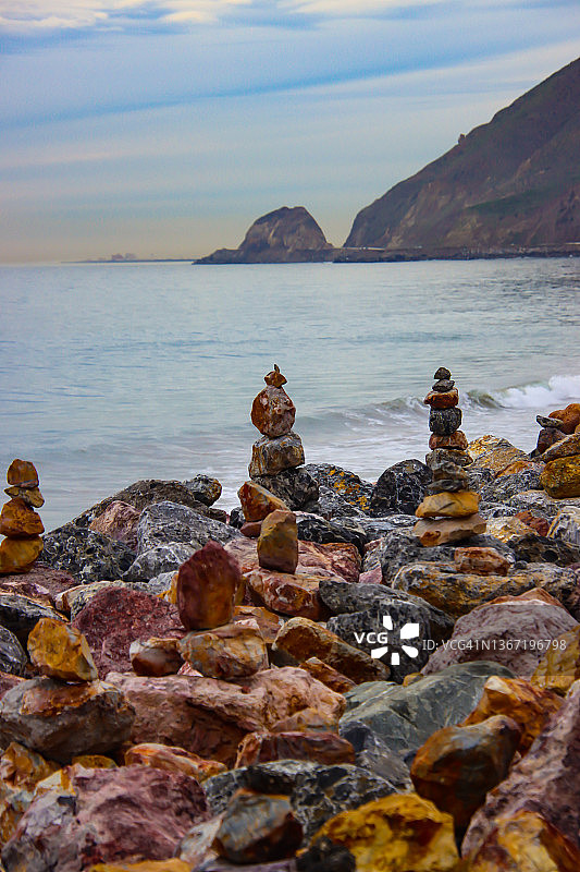 海滩上的岩石堆图片素材