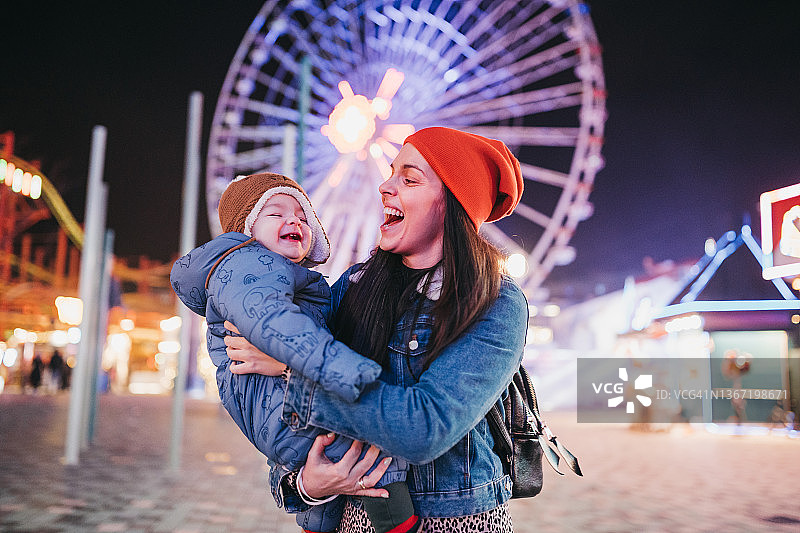 在游乐园与妈妈拥抱图片素材