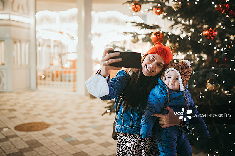 第一次骑旋转木马的男宝宝图片素材