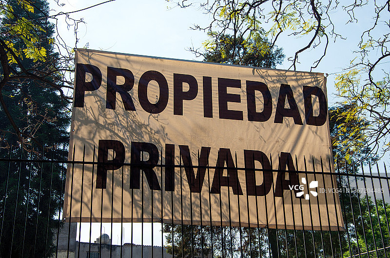 西班牙语“私人财产”标语图片素材