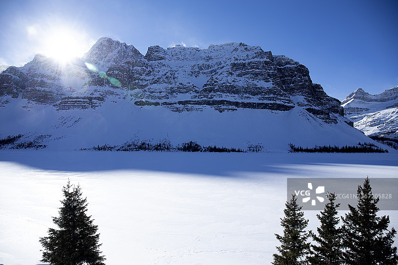 冰雪覆盖的湖面图片素材